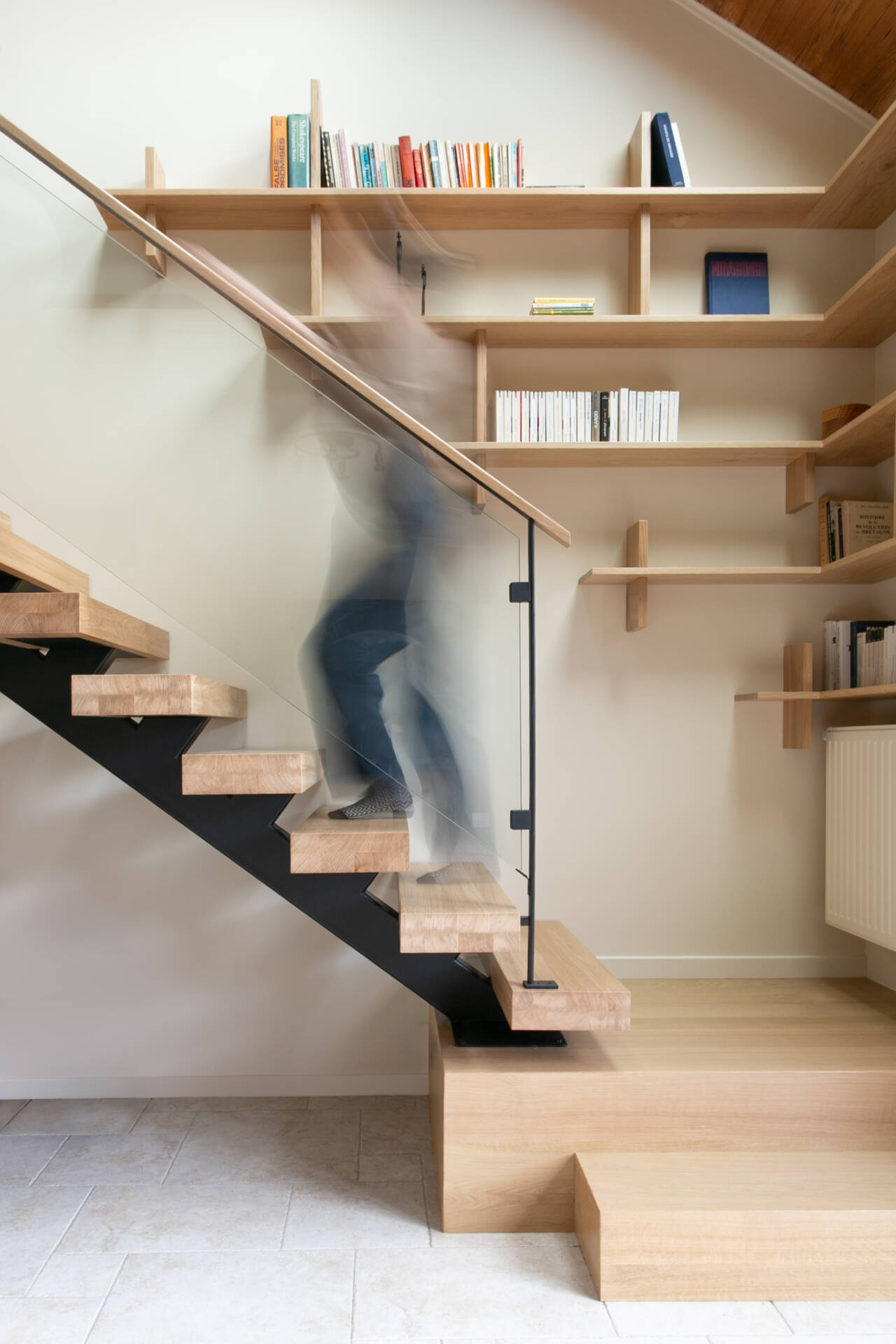 Un escalier sur mesure pensé comme une pièce architecturale à part entière