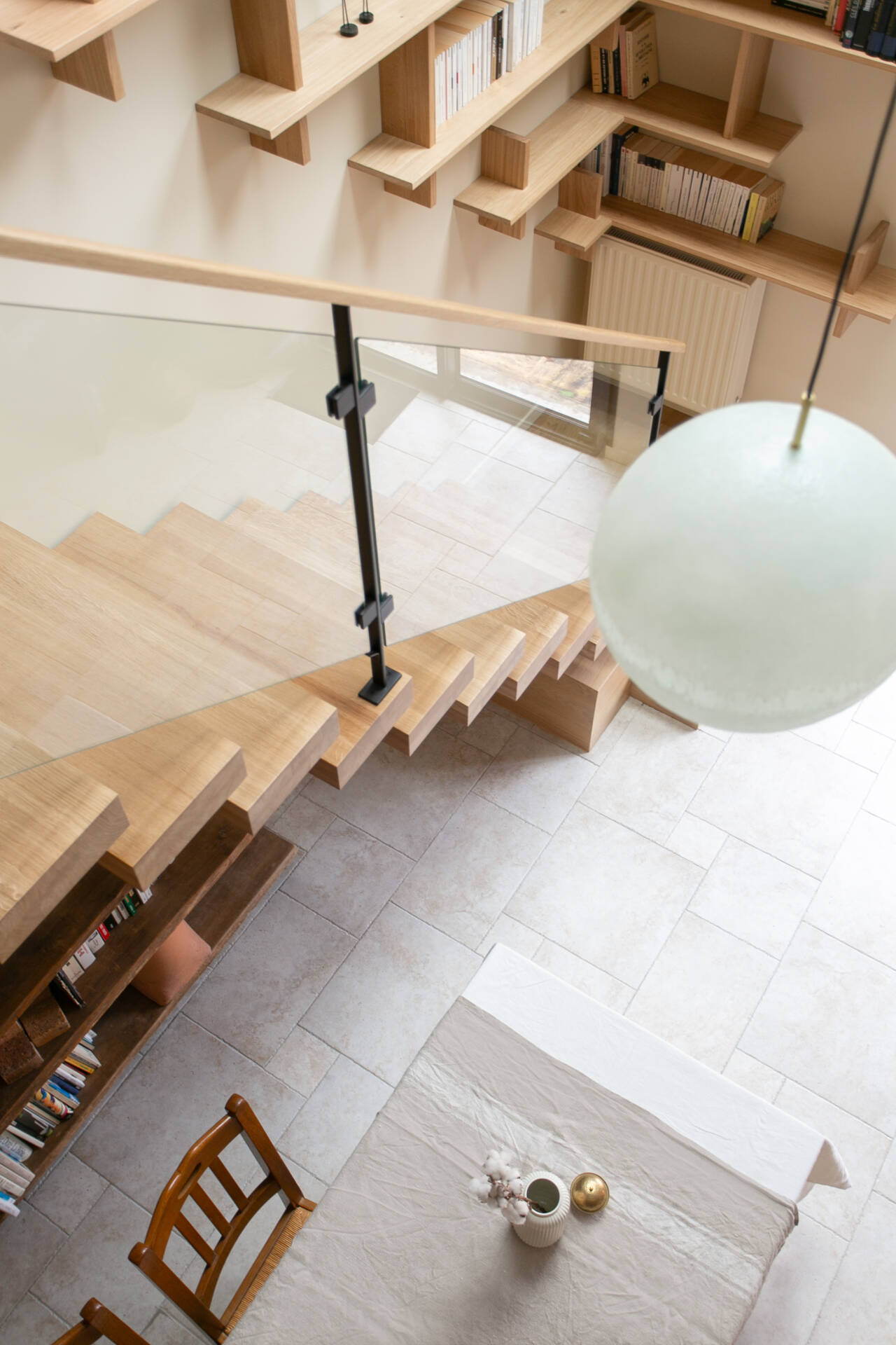 Un escalier sur mesure pensé comme une pièce architecturale à part entière